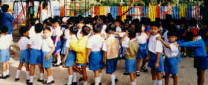 Am Morgen, vor Schulbeginn, wird stramm gestanden! (11.5 K)