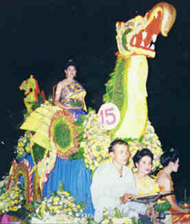 parade13.jpg - 12.2 K